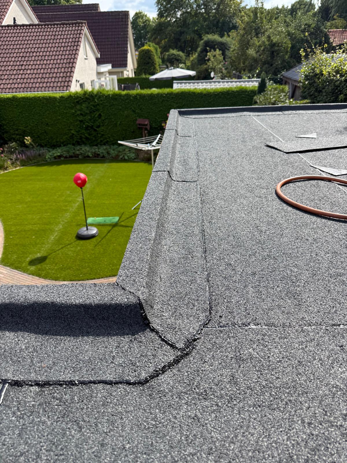 Detail dakrand naast tuin in Almelo