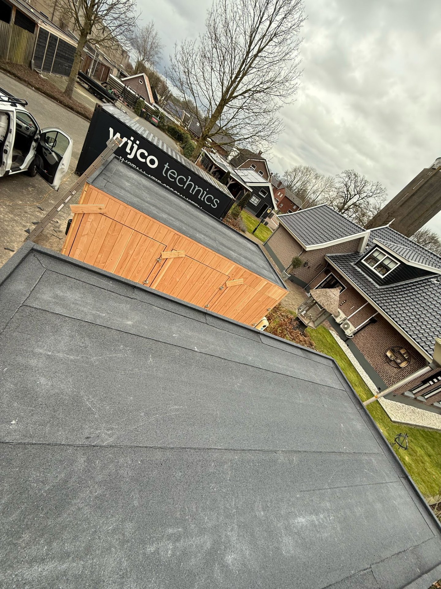 Plat dak vernieuwd boven werkplaats in Twente