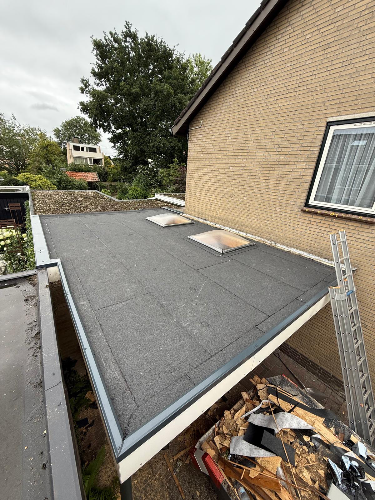 Plat dak vernieuwd met nieuwe dakrand in Almelo