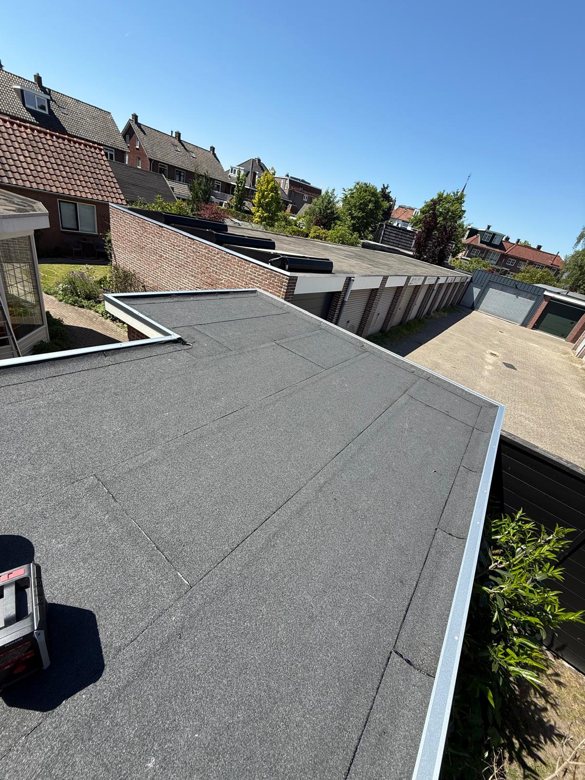 Plat dak opgeleverd boven garages in Almelo